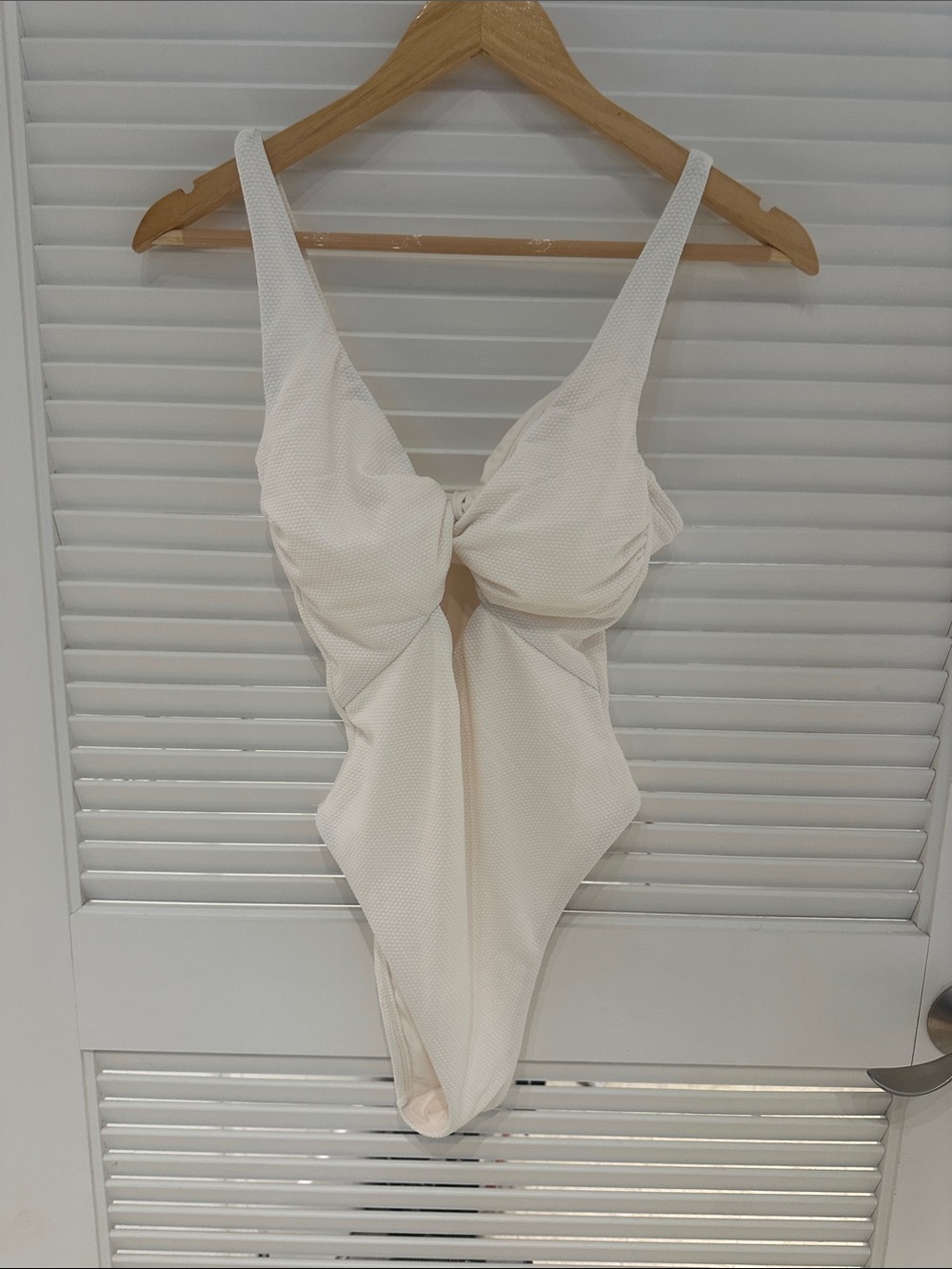 Shade & Shore, Ivory Textured Twist-Front One-Piece Swimsuit, EUC